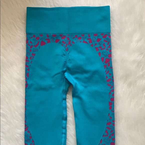 2 Piece Animal Print Seamless Yoga Set - Picture 9 of 9